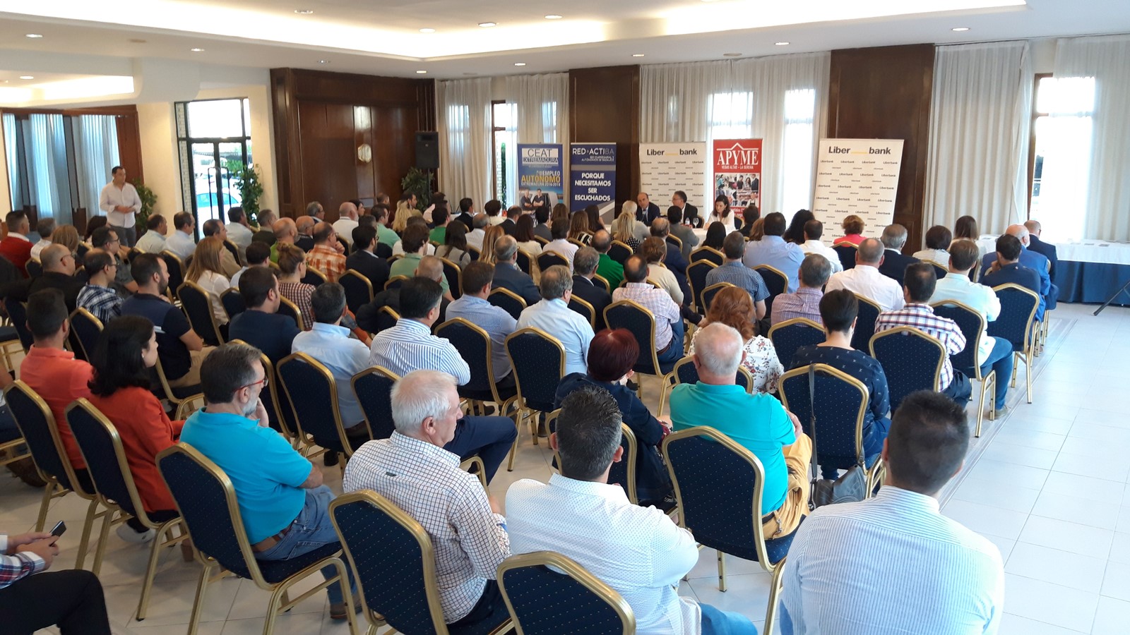Éxito de participación empresarial en el desayuno organizado por APYME Vegas Altas-La Serena, con la presencia del alcalde 