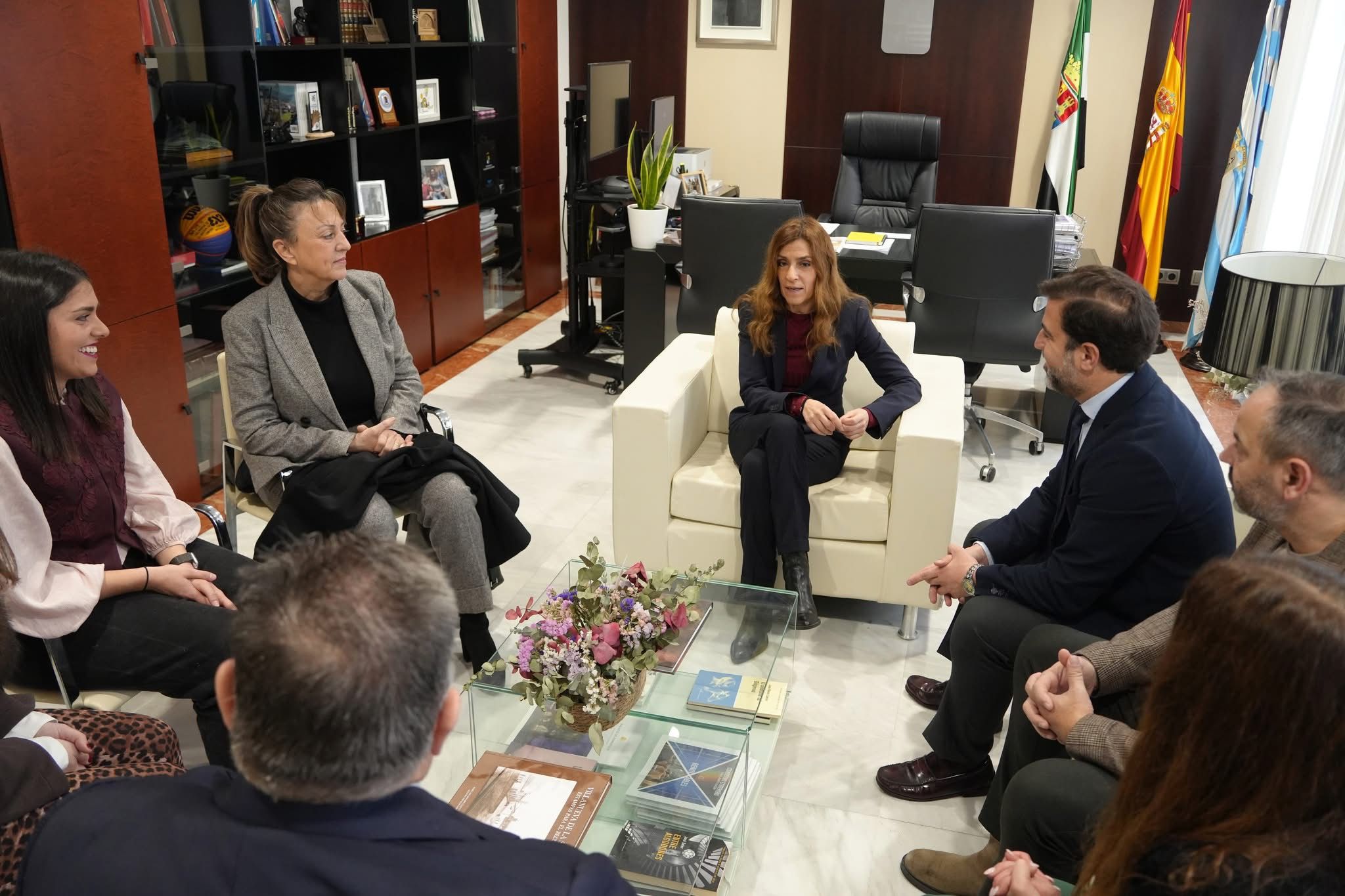 Ana Belén Fernández, alcaldesa de Villanueva, recibió a la junta directiva de APYME Vegas Altas La Serena