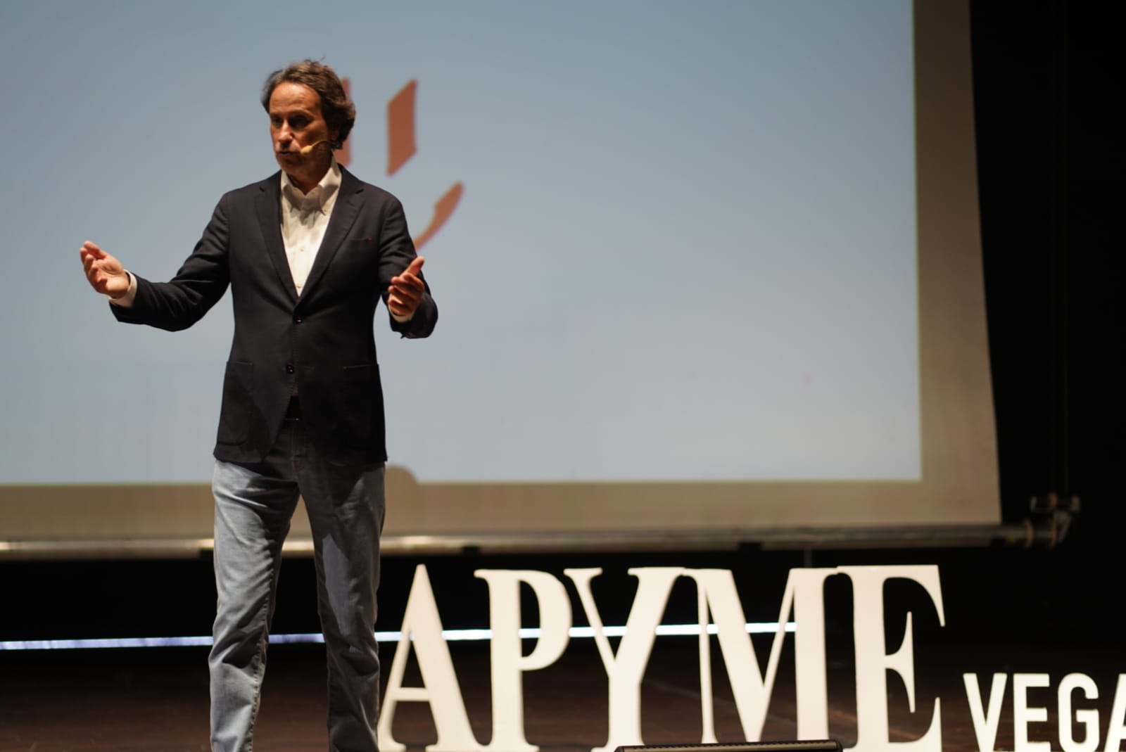 El conferenciante y profesor Víctor Küppers, protagonista de una nueva edición de los “Encuentros Activos” de APYME Vegas Altas – La Serena