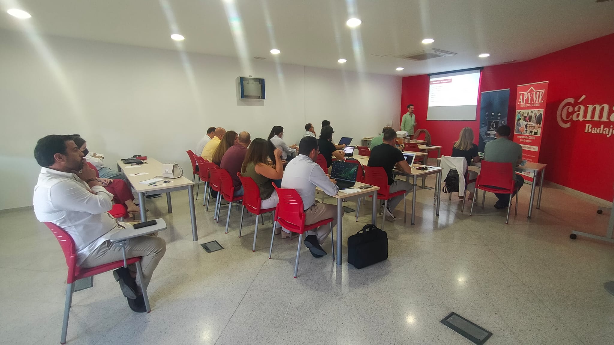 La Cámara de Comercio de Badajoz, en colaboración con APYME, organizan en Don Benito un desayuno para hablar del Programa de Digitalización del Comercio de Extremadura
