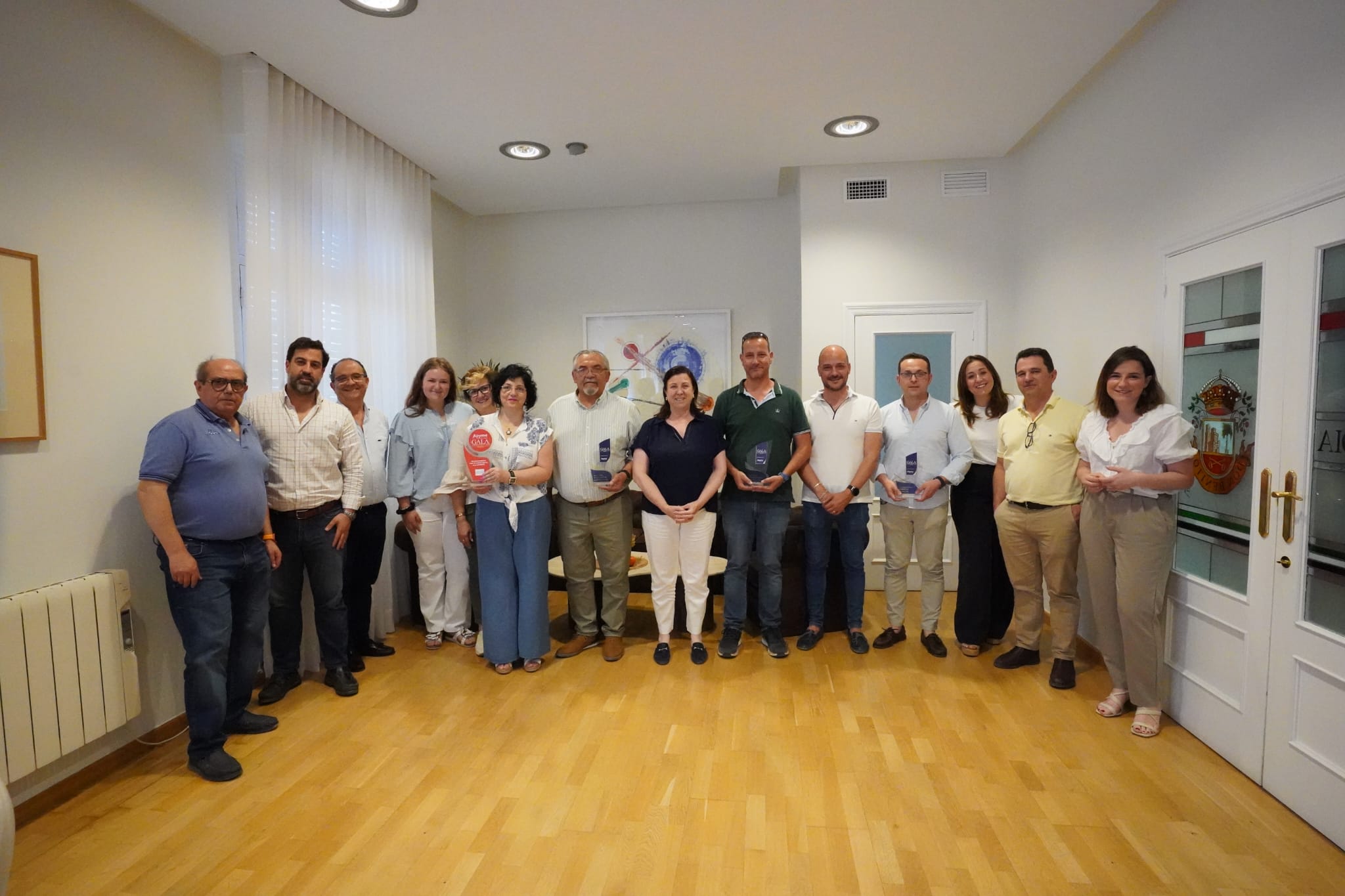 La alcaldesa María Fernanda Sánchez y el teniente alcalde Pedro Noblejas, recibieron este martes a los galardonados en la gala empresarial APYME Vegas Altas de Don Benito