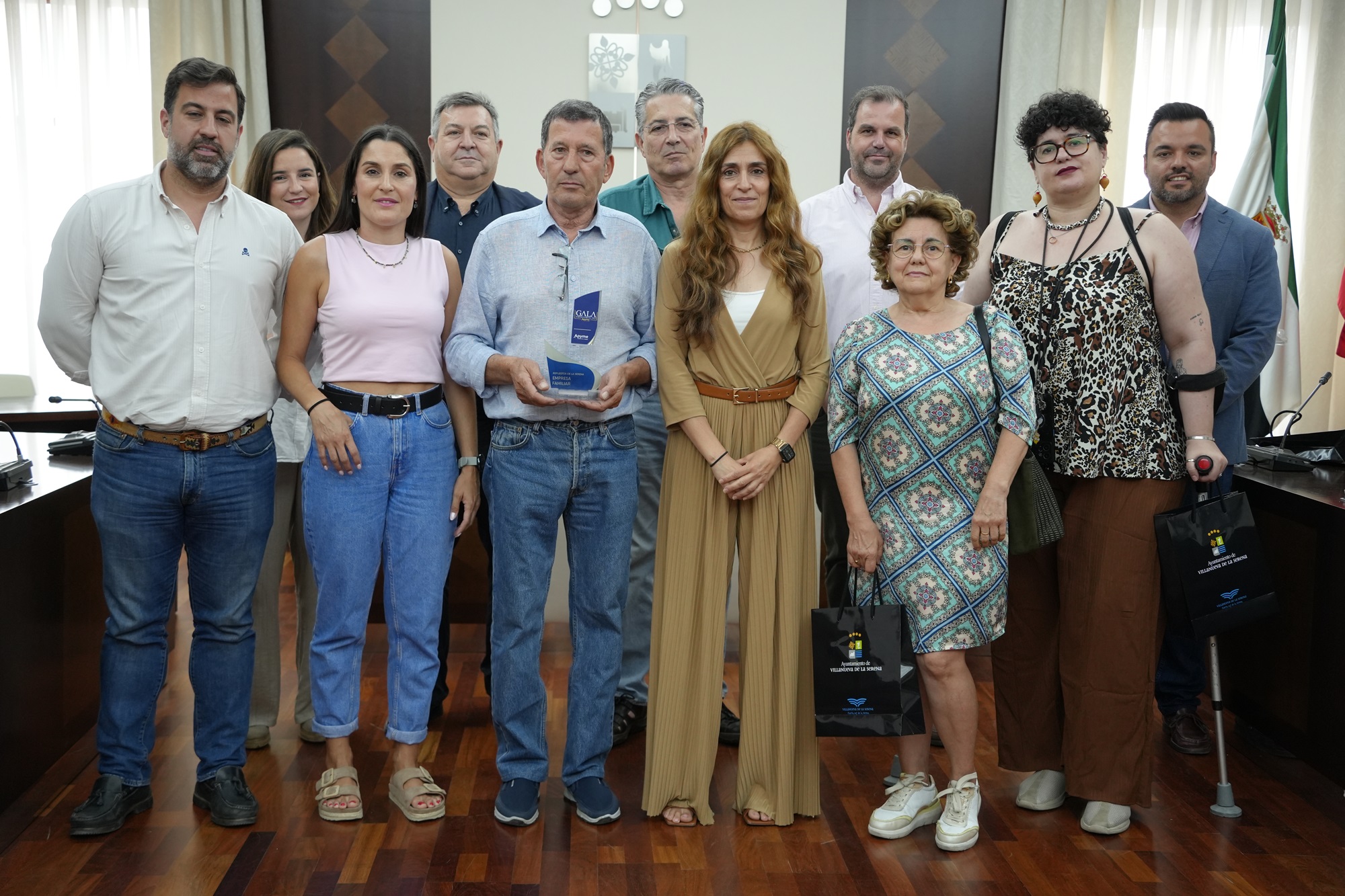 La alcaldesa de Villanueva de la Serena, recibe a los representantes de Repuestos de la Serena y EMEX, galardonadas en la Gala de APYME 2025