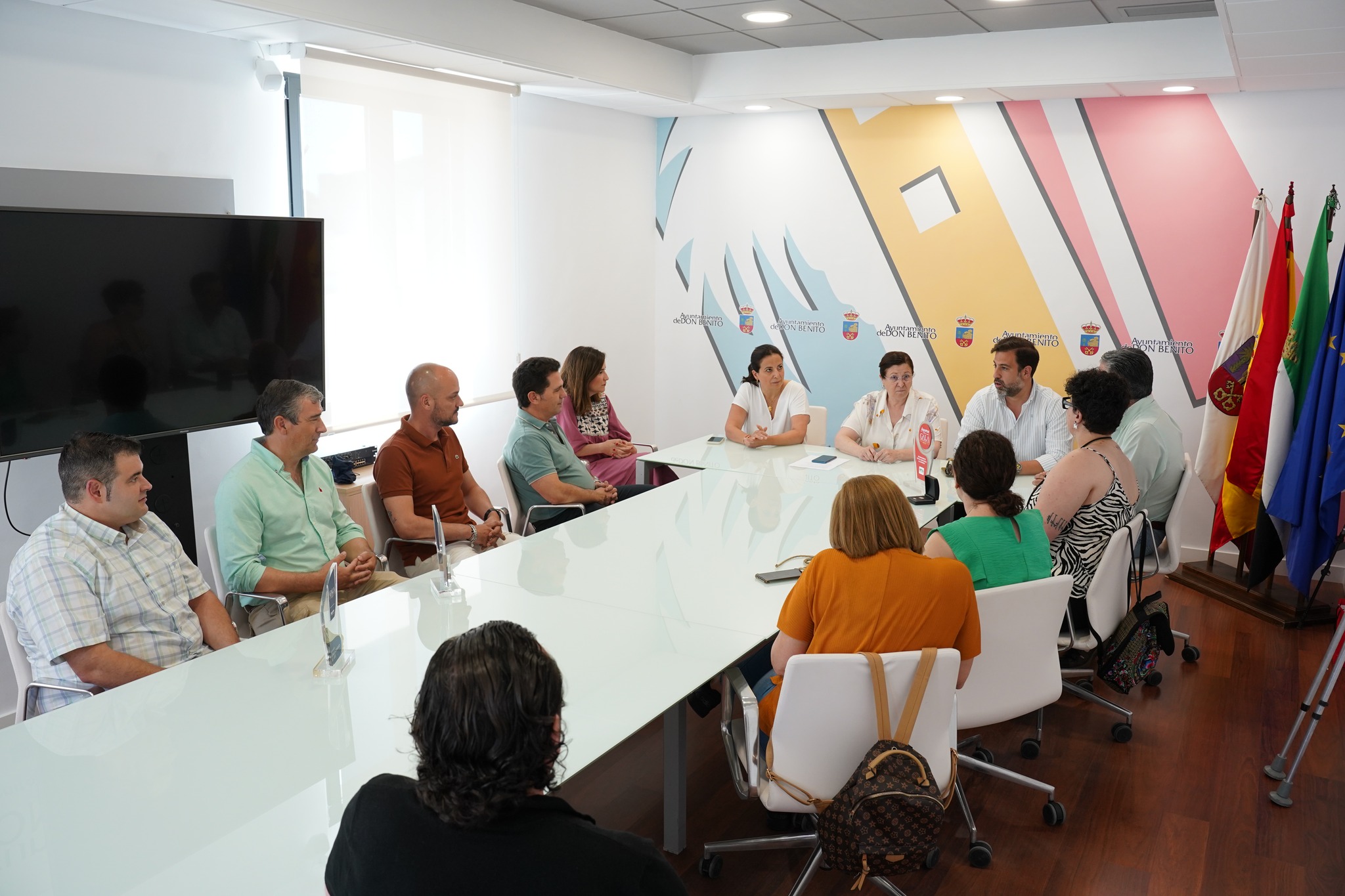 LA ALCALDESA, MARÍA FERNANDA SÁNCHEZ, Y LA TENIENTE DE ALCALDE, ELISABETH MEDINA, HAN RECIBIDO A LOS ABETOS , NIARSA Y EMEX, PREMIADOS DE LA GALA EMPRESARIAL APYME 2025