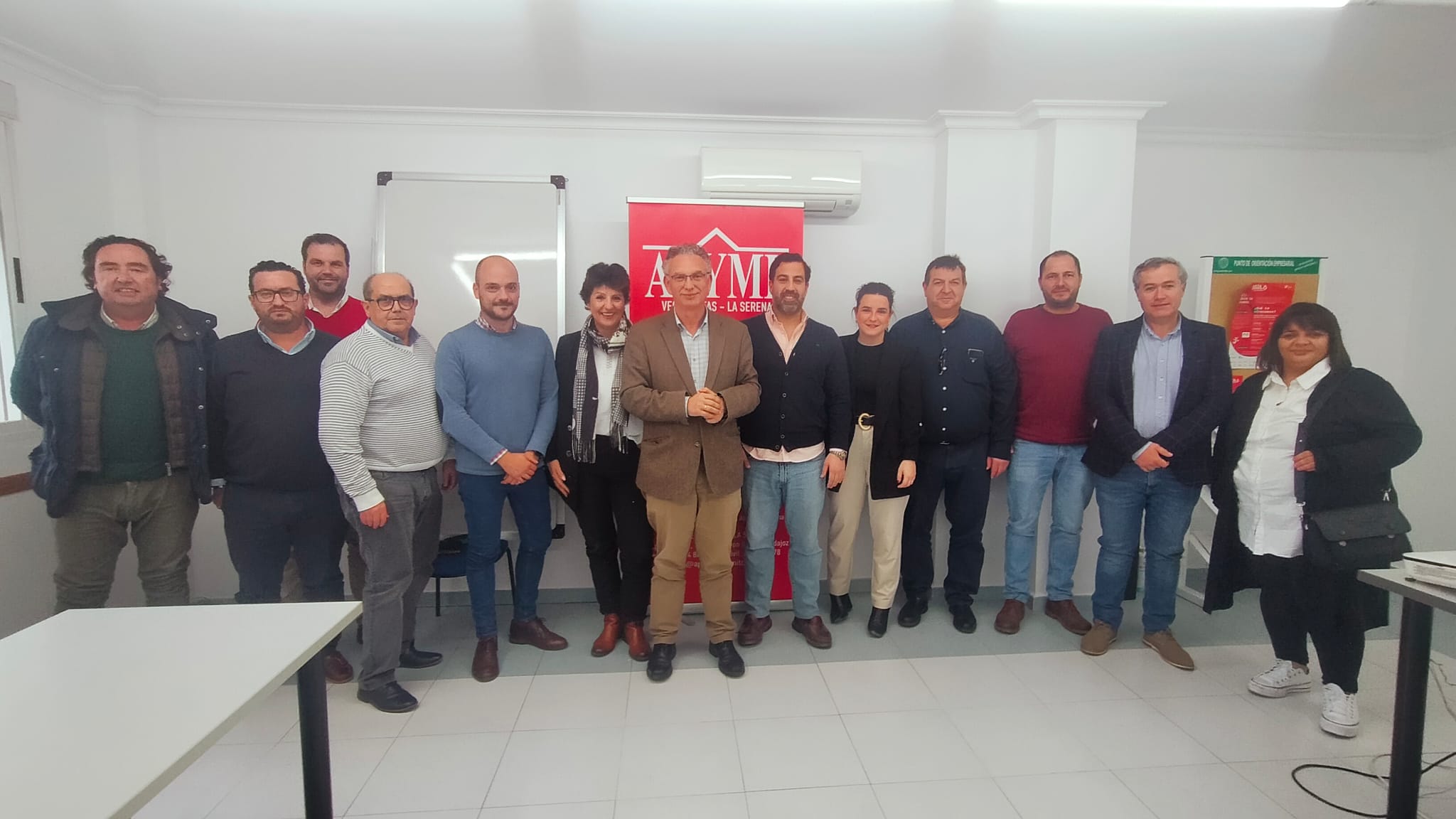 José Luis Quintana, como candidato a la reelección por el PSOE de Don Benito, se reúne con la directiva de APYME para escuchar a los empresarios de cara a su programa