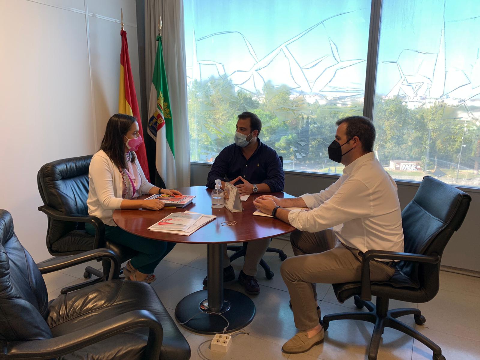 Javier Dorado, presidente de APYME Vegas Altas – La Serena es recibido en Mérida por María Angélica García, Directora General de Cooperativas y Economía Social
